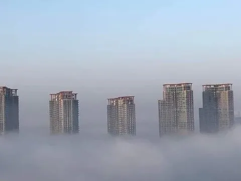 Hà Nội sáng nay sương mù dày đặc, mờ ảo như Sapa