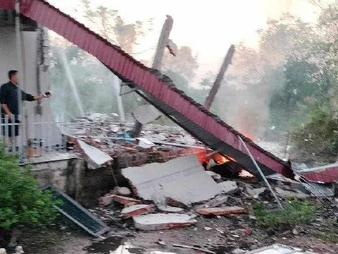 Sau tiếng nổ lớn, tường nhà dân đổ sập, nghi có người tử vong bên trong