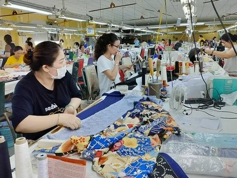 Cần thiết điều chỉnh mức đóng BHXH