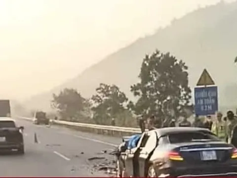 Xe Mercedes tông trúng ô tô trên cao tốc Nội Bài – Lào Cai, tài xế tử vong