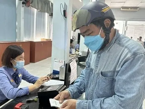 Vé máy bay Tết cao, người dân “săn” vé tàu, xe về quê