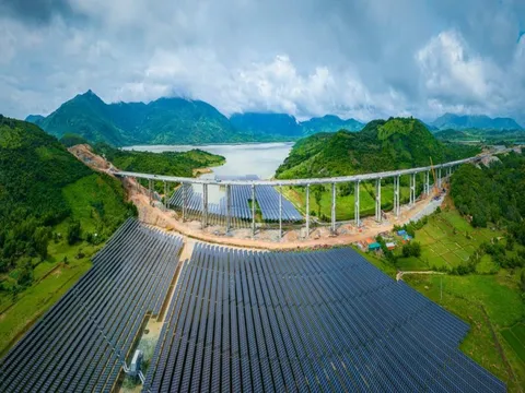 DN tạo nên cây cầu vượt cao nhất đoạn cao tốc Cam Lâm - Vĩnh Hảo, vắt qua cánh đồng pin năng lượng mặt trời