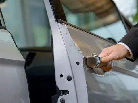 Các hãng xe cầu kỳ cả tiếng đóng cửa, nhưng lại vô cùng hiệu quả để chứng minh chất lượng với khách hàng