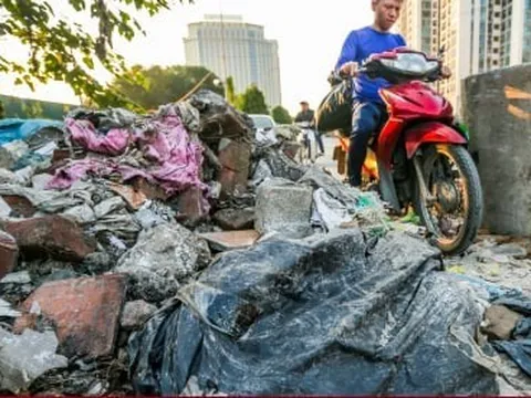 Hà Nội: Rác thải bủa vây tuyến đường 300 tỷ đồng bị chậm tiến độ