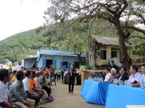 Đối thoại “đầu bờ” tìm sinh kế bền vững cho ngư dân