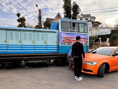 Lâm Đồng: Xe ô tô bị tàu hoả tông do băng qua đường sắt