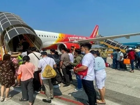 Giá vé liên tục tăng cao, có chặng tăng gấp 2 – 4 lần: Vì sao các hãng hàng không vẫn thua lỗ?