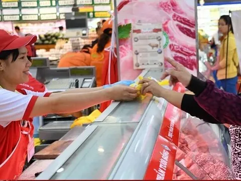 Hàng hóa Tết dồi dào, nhiều khuyến mãi