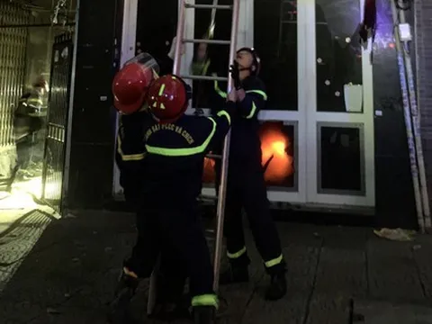 TP HCM: Cảnh sát cứu 6 người trong vụ cháy nhà cao tầng