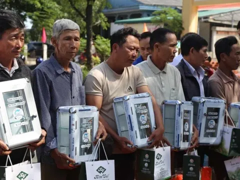 Những món quà thiết thực gửi đến bà con vùng rốn lũ ở Thừa Thiên-Huế