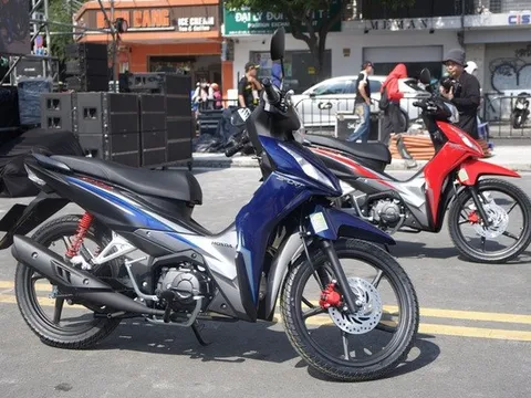 Ảnh thực tế Honda Wave RSX 2024 giá từ 22,4 triệu: Thể thao hơn, tem 3D, cạnh tranh Sirius