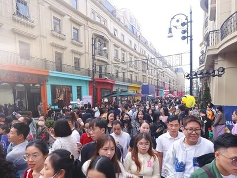 Phố đi bộ châu Âu đông nghịt người đón Giáng sinh sớm