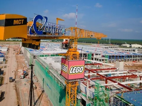 Sau 1 năm khởi công nhà máy tỷ USD, Lego Việt Nam đã tăng vốn điều lệ lên trên 160 triệu USD, trả trước cho Coteccons hơn 1.000 tỷ đồng, bắt đầu tuyển dụng lao động