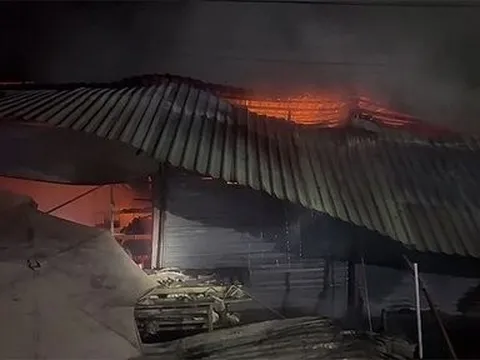 Bình Phước: Cháy chợ, nhiều ki-ốt bị thiêu rụi trong đêm