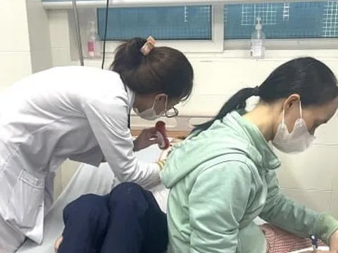 Gần 30 học sinh nhập viện sau khi ăn thạch 'lạ': Phòng Giáo dục chỉ đạo nóng