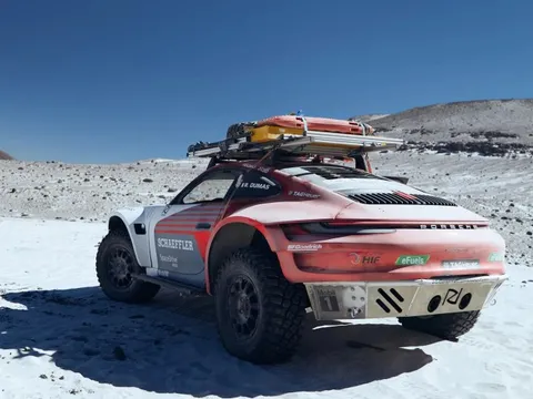 Porsche 911 nâng gầm phá kỷ lục leo 'đỉnh' thế giới cao hơn 6.700m, vượt thành tích cũ của xe tải Mercedes