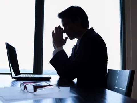 Nhiều doanh nghiệp phải “bán mình”, dùng cổ phần để cấn trừ nợ: Từ thép, gỗ đến bất động sản, 'khủng' nhất là Xây dựng Hòa Bình (HBC)