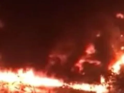 Lửa cháy dữ dội tại nhà xe Trường Đại học Hồng Đức lúc rạng sáng