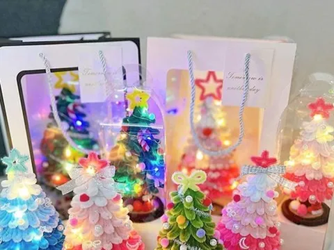 Bạn trẻ làm cây thông bằng kẽm nhung độc lạ, kiếm tiền triệu mùa Noel