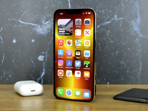 Apple đang có một “lỗ hổng” 500 USD trong dải sản phẩm của mình và các hãng Android đang thi nhau lấp đầy chỗ trống