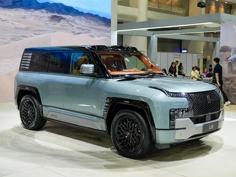 Hãng xe sắp vào Việt Nam trưng bày SUV trông như Defender ở Thái: Mạnh gần 1.200 mã lực, quay 360 độ, lội nước tới 1,4m