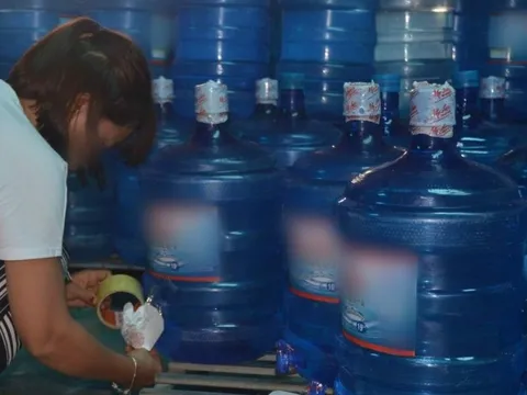 Đình chỉ hoạt động 4 cơ sở sản xuất nước uống đóng chai