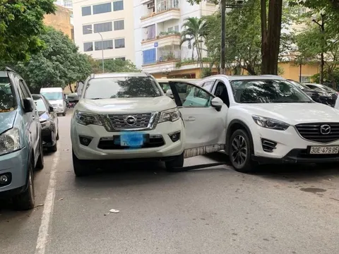 Ảnh TNGT: Mazda CX-5 lĩnh đủ vì tài xế thì sai luật, hành khách thì bất cẩn