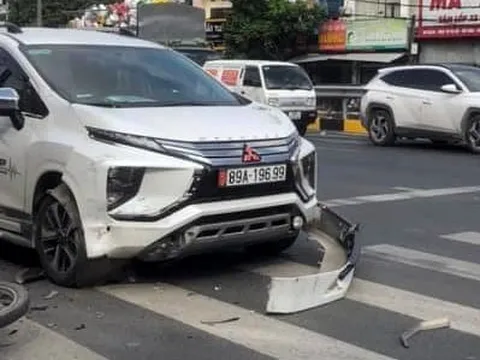Ảnh TNGT: Va chạm với xe máy, Mitsubishi Xpander vỡ tan cản trước