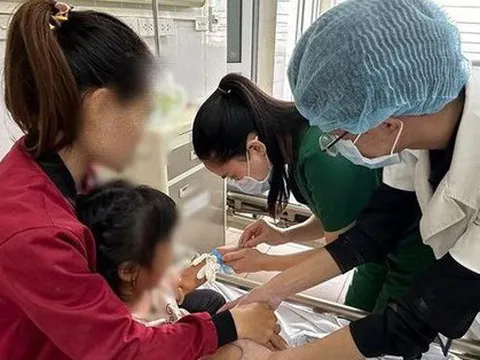 Bị chó Pitbull tấn công, bé 4 tuổi nhập viện với hàng chục vết thương ở mặt