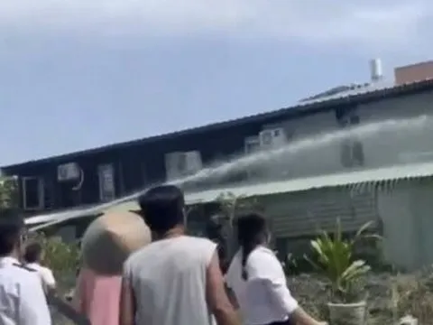 Vòi nước từ chung cư “cứu” dãy trọ thoát khỏi cháy lan