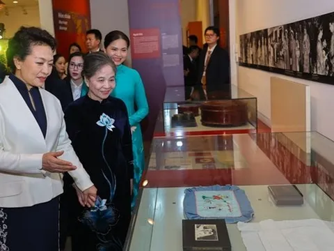 Phu nhân Tổng Bí thư Nguyễn Phú Trọng và Phu nhân Tổng Bí thư, Chủ tịch nước Trung Quốc thăm Bảo tàng Phụ nữ Việt Nam