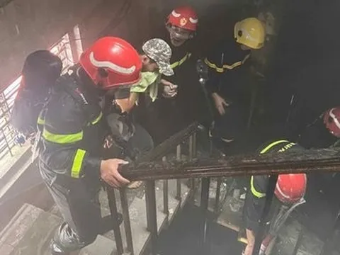 Cảnh sát giải cứu 12 người trong căn nhà bốc cháy ở Tp.HCM