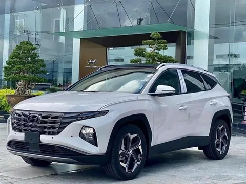 Hyundai trước cơ hội bán vượt Toyota sau 2 năm tụt lại ở Việt Nam: Corolla Cross bán chậm, Santa Fe, Tucson bứt tốc sau giảm giá