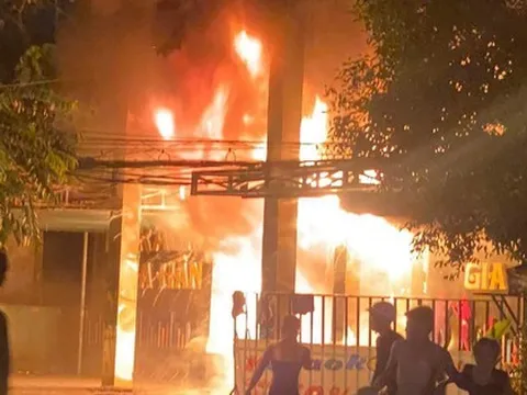 Quán karaoke ở Bình Dương cháy dữ dội trong đêm