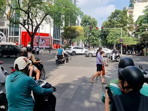 Người Hà Nội mặc đồ cộc ra đường vào giữa mùa đông