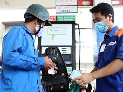 Giá xăng tiếp tục giảm vào ngày mai?