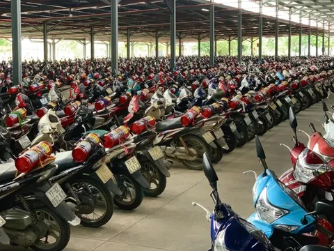 Công ty may chi hơn 5 tỷ đồng tặng 17.000 bình chữa cháy, buộc sẵn sau xe nhân viên: Dẫu khó khăn vẫn duy trì lương tháng gần 10 triệu đồng cho công nhân