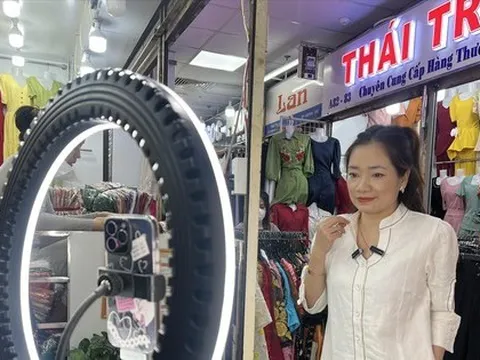 Tiểu thương chợ truyền thống lên mạng bán hàng Tết