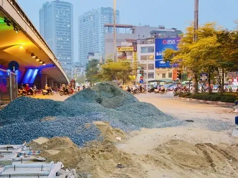 Xuyên đêm xén đảo cây xanh, vỉa hè nhằm giảm ùn tắc nút giao Ngã Tư Sở