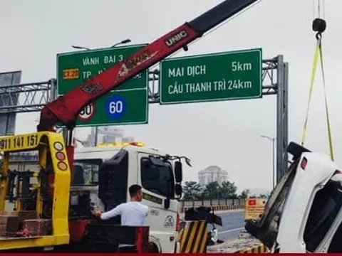 Hà Nội: Tài xế buồn ngủ lái ô tô tông 2 xe máy ở đường Vành đai 3 trên cao