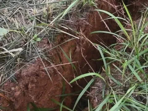 Quảng Nam: Vết nứt lớn có nguy cơ ảnh hưởng công trình gần 95 tỷ