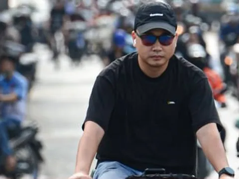 Mùa đông nóng như mùa hè, người Hà Nội mặc áo phông, quần ngắn ra đường