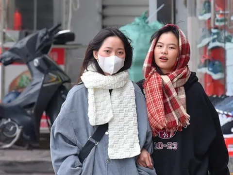 Không khí lạnh đổ bộ, người Hà Nội mặc áo ấm, quàng khăn kín mít ra đường