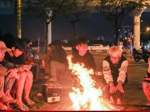 Người Hà Nội đốt lửa sưởi ấm trong đêm rét đậm đầu tiên