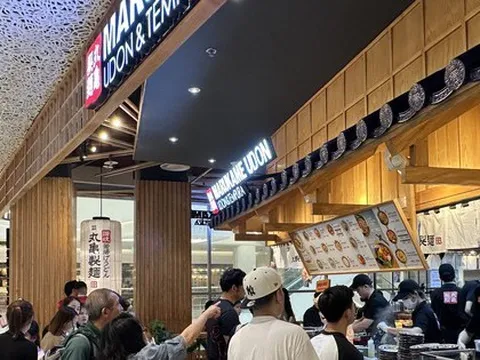 Noel sớm: Hàng ăn uống nườm nượp, khu mua sắm vắng tanh