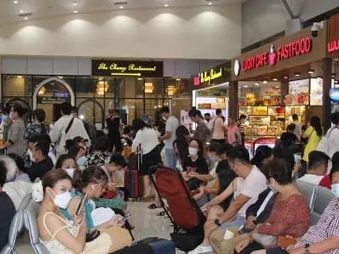 Giá vé máy bay cao ngất ngưởng, dân lao động, sinh viên không dám về quê đón Tết