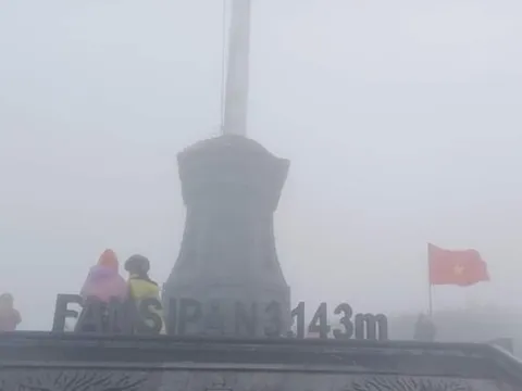 Nhiệt độ xuống 2 độ C, mưa rét, sương mù bao phủ Sa Pa