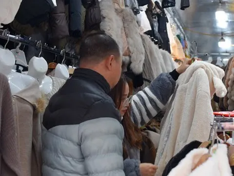 Rét đến bất ngờ, người Hà Nội đổ xô mua sắm quần áo, thiết bị sưởi ấm