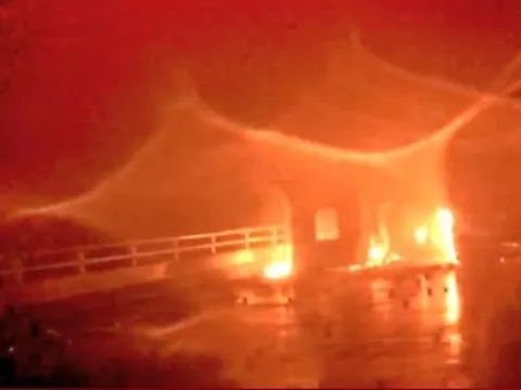 Hai xe đầu kéo tông nhau rồi bốc cháy trên cao tốc, 3 người thương vong