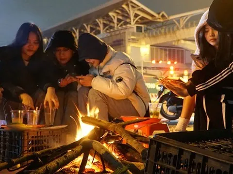 Người Hà Nội đốt lửa, nướng khoai, uống trà nóng... để xua đi cái lạnh giá giữa đêm đông